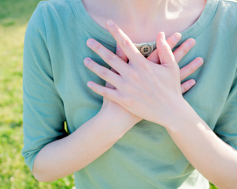 somatic_experiencing_therapy_san_diego Woman with hands on her heart doing somatic experiencing in San Diego
